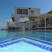 04 Kallithea pool and sunbeds.